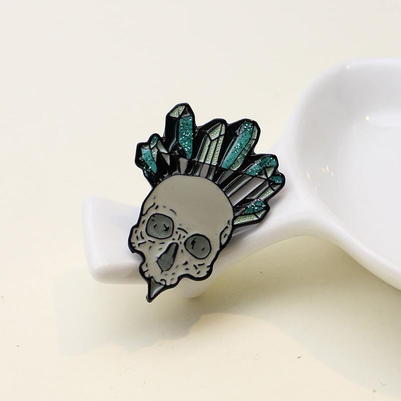

Skull Design Brooch, Multicolor