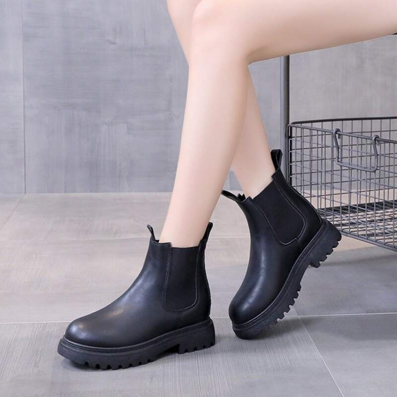 

Minimalist Chelsea Boots, Black