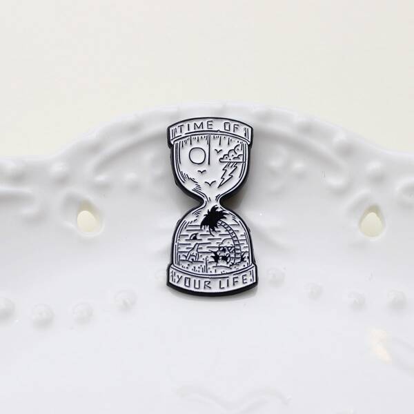 

Hourglass Design Brooch, White