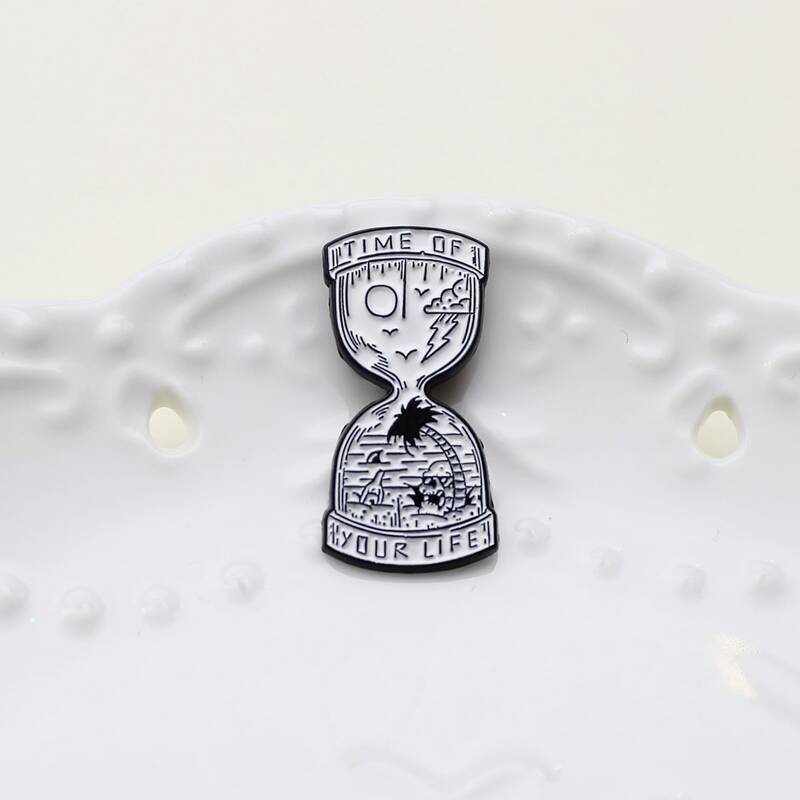 

Hourglass Design Brooch, White