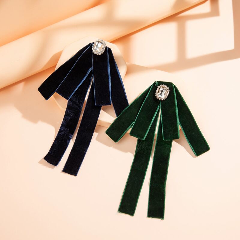 

2pcs Rhinestone Decor Velvet Brooch, Multicolor