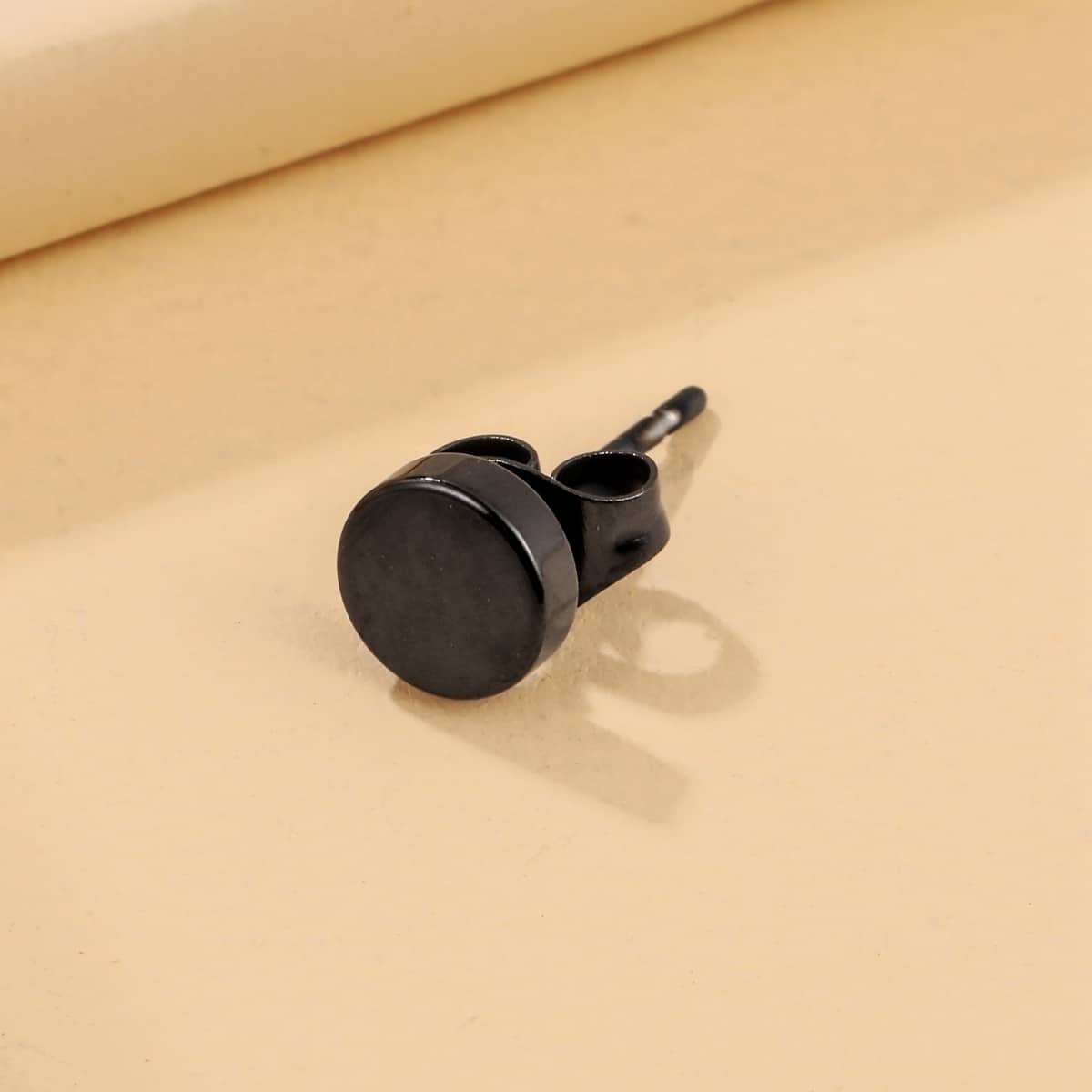 

1pc Simple Stud Earring, Black