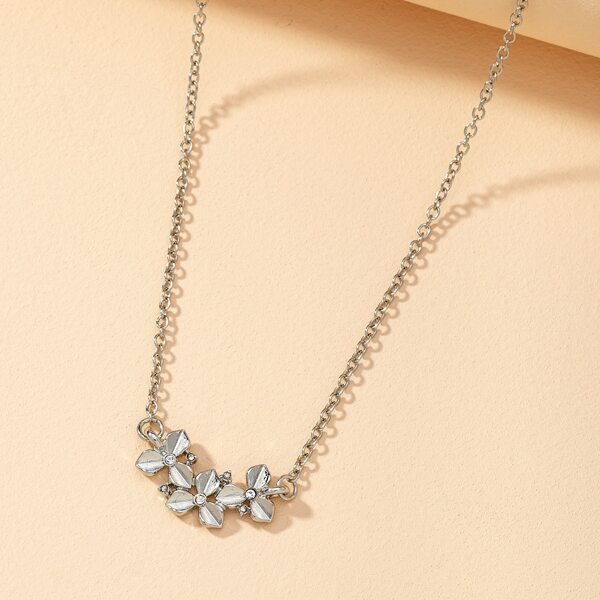 

Flower Decor Necklace, Silver