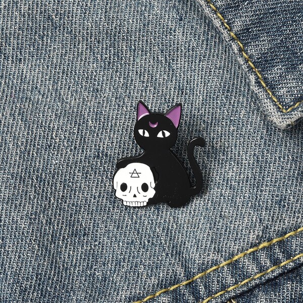 

Skull Cat Design Brooch, Multicolor