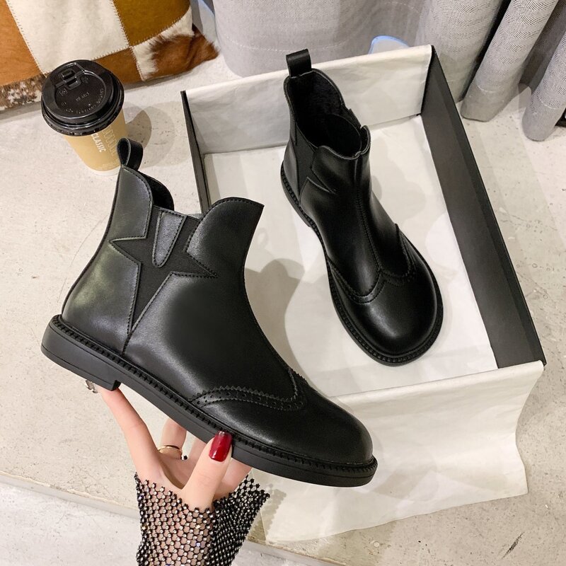 

Minimalist Chelsea Boots, Black
