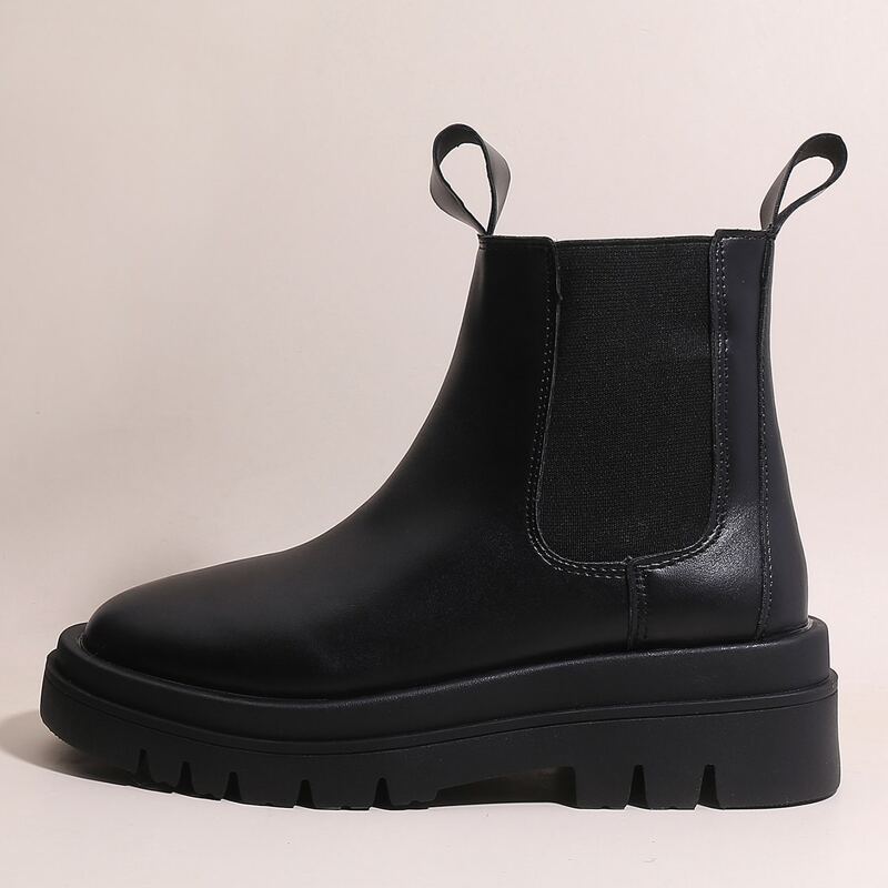 

Round Toe Chelsea Boots, Black