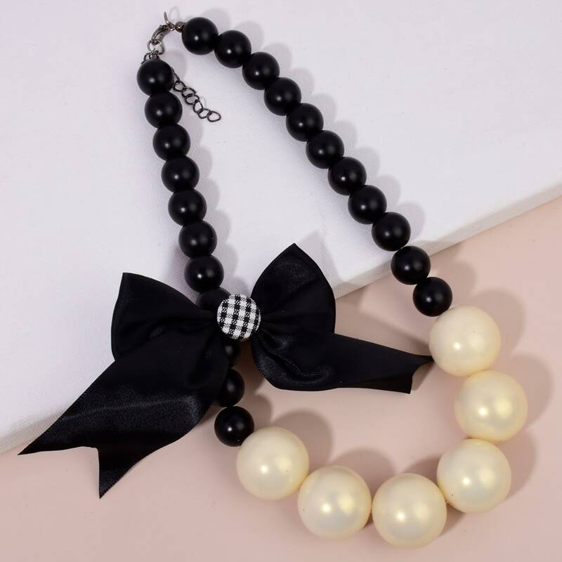 

Bow Decor Beaded Necklace, Black and white