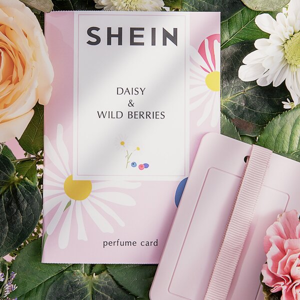 

Daisy & Wild Berries Perfume Card, Pink