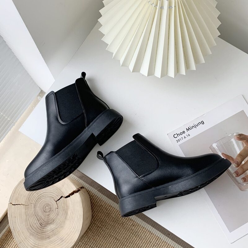 

Minimalist Chelsea Boots, Black