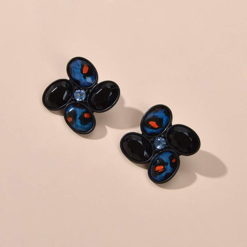 

Flower Shaped Stud Earrings, Black