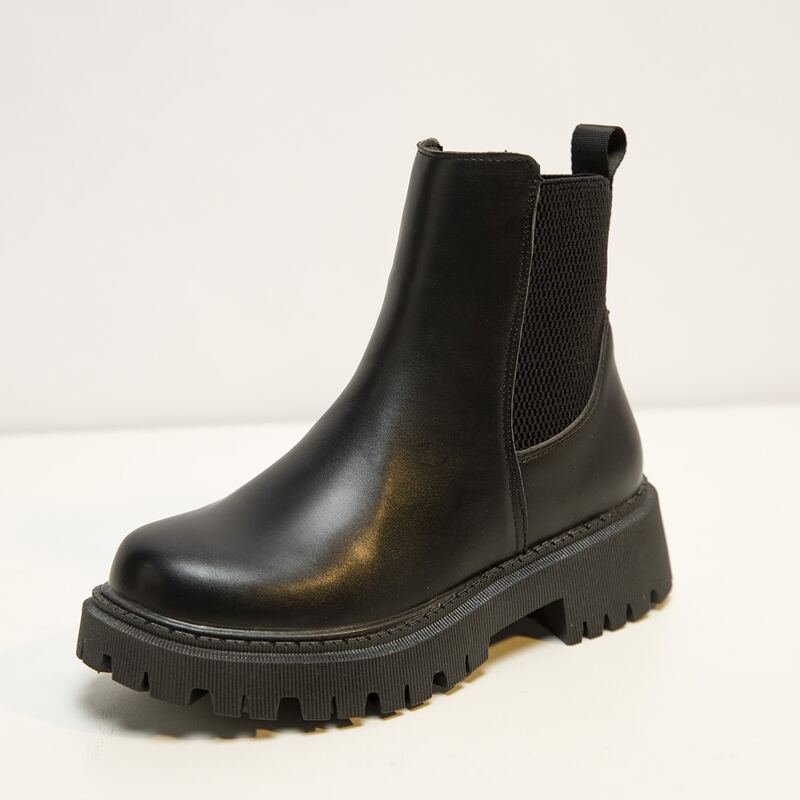 

Round Toe Chelsea Boots, Black