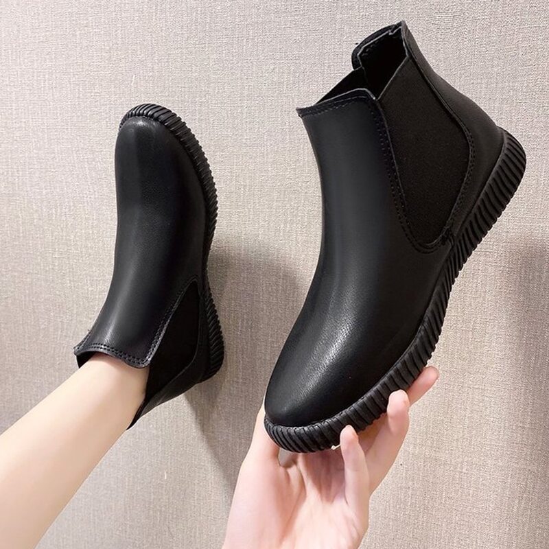 

Minimalist Chelsea Boots, Black