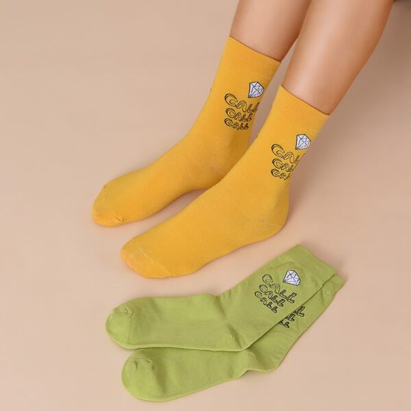 

2pairs Letter Graphic Socks, Multicolor