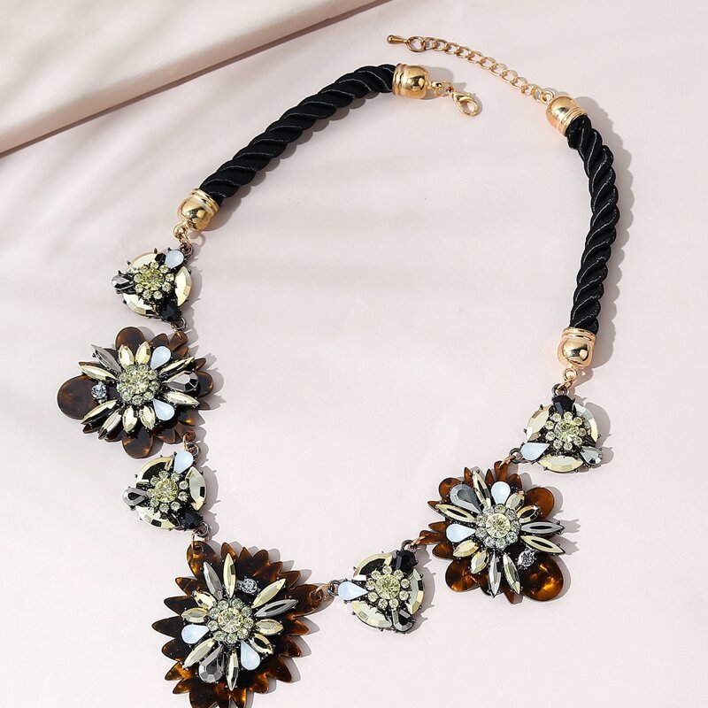 

Gemstone Flower Decor Necklace, Coffee brown