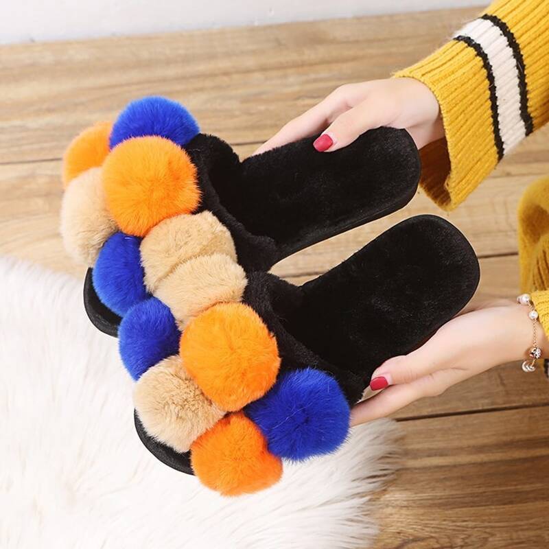

Pom Pom Decor Fluffy Slippers, Multicolor