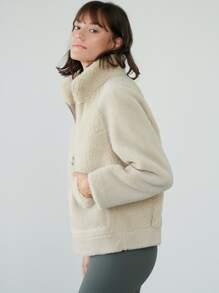 MOTF PREMIUM 絨毛插肩袖拉鏈毛絨夾克 - 米色 - 查看 9