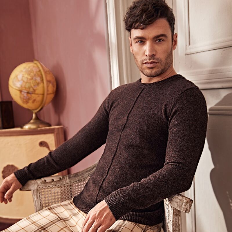 

Guys Solid Round Neck Sweater, Chocolate brown