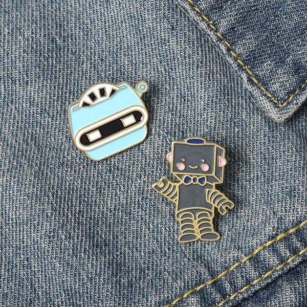 

2pcs Cartoon Design Brooch, Multicolor