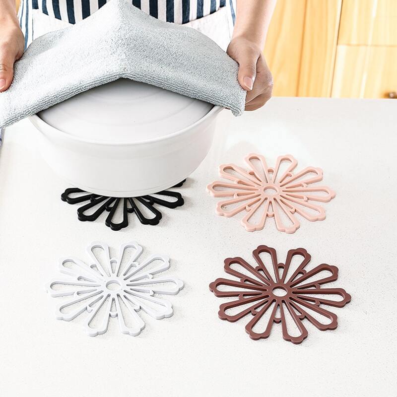 

1pc Random Hollow Flower Shaped Coaster, Multicolor