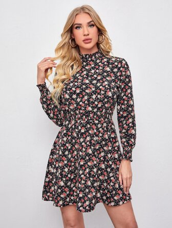 فستان بتفاصيل صوف بعنق مستدير مكشكش وبطباعة زهر شامل