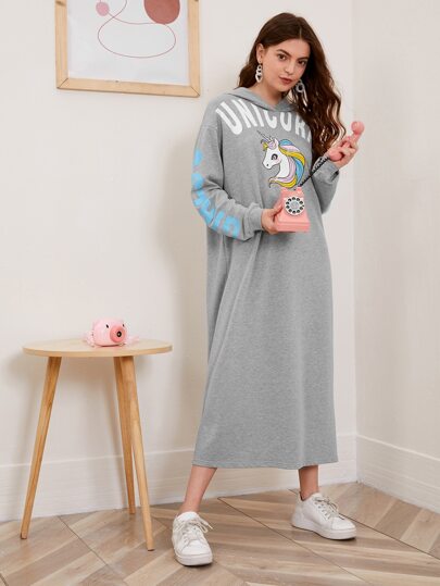 فستان قميص ثقيل مقنع بطباعة عبارة ووحيد القرن منخفض الكتف