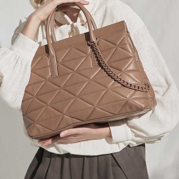 

QUILTED CHAIN TOTE BAG, Khaki