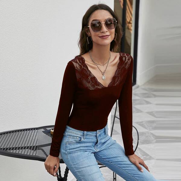 

Contrast Lace Scallop V-back Tee, Maroon