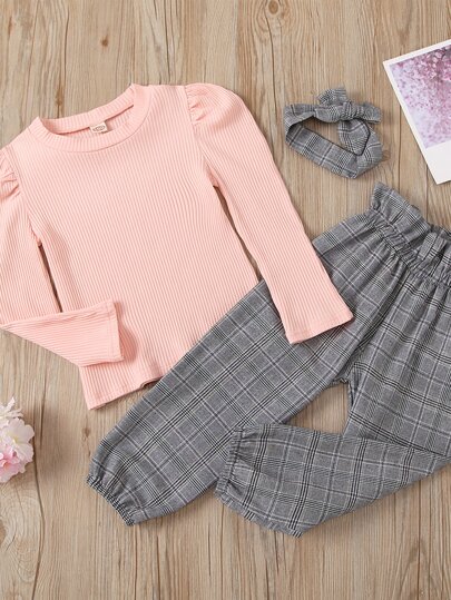 سروال جيب ورقي مربع النقش مع تي شيرت باكمام منفوخ مع عصابة راس للبنات الصغار