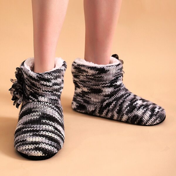 

Floral Decor Color Block Slippers, Black and white