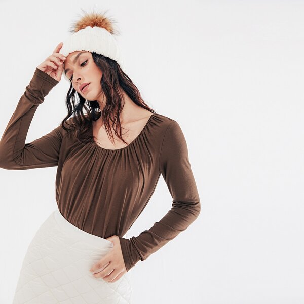 

Scoop Neck Ruched Bust Tee, Coffee brown