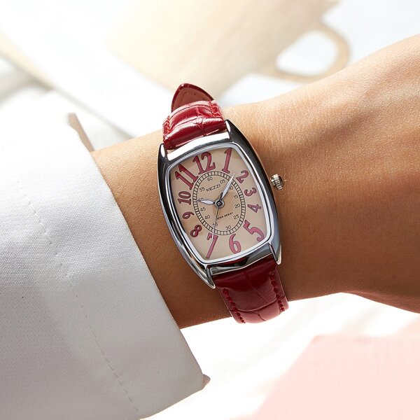 

Simple Vintage Pointer Watch