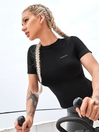 تي شيرت رياضي ملائم بجرافيك عبارة