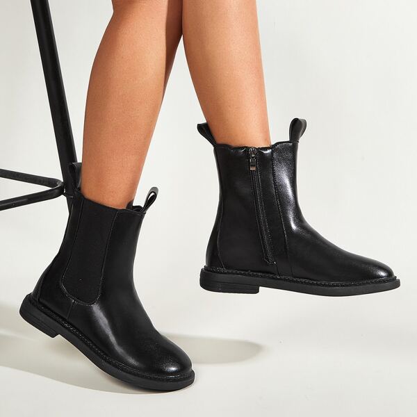 

Minimalist Chelsea Boots, Black