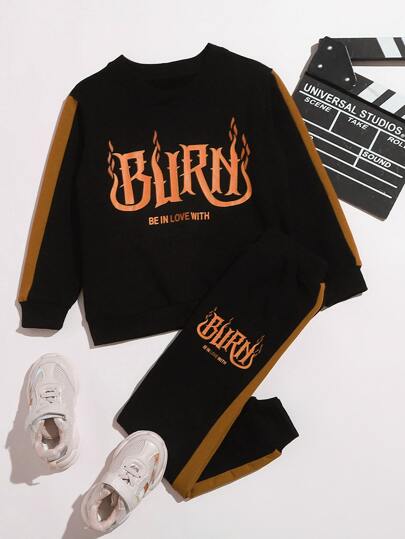 بنطلون رياضي مع قميص ثقيل بغرز متباين وبجرافيك شعار للاولاد الصغار