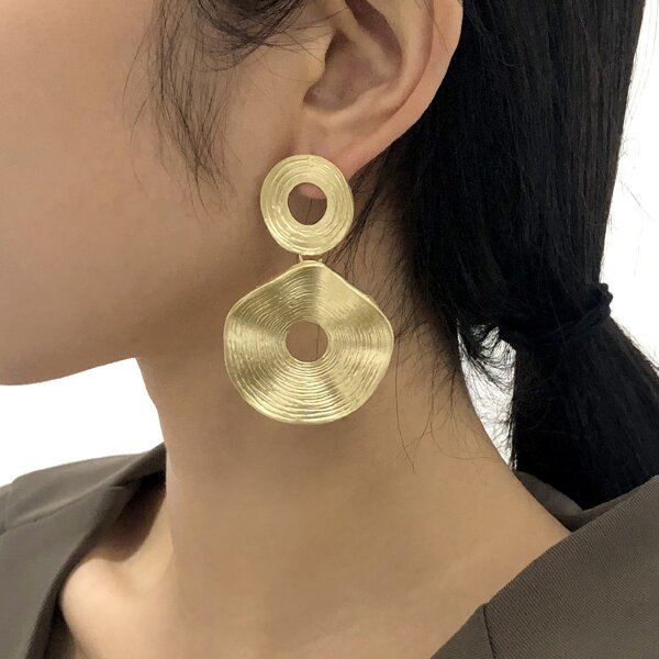 

Hollow Out Round Charm Drop Earrings, Gold