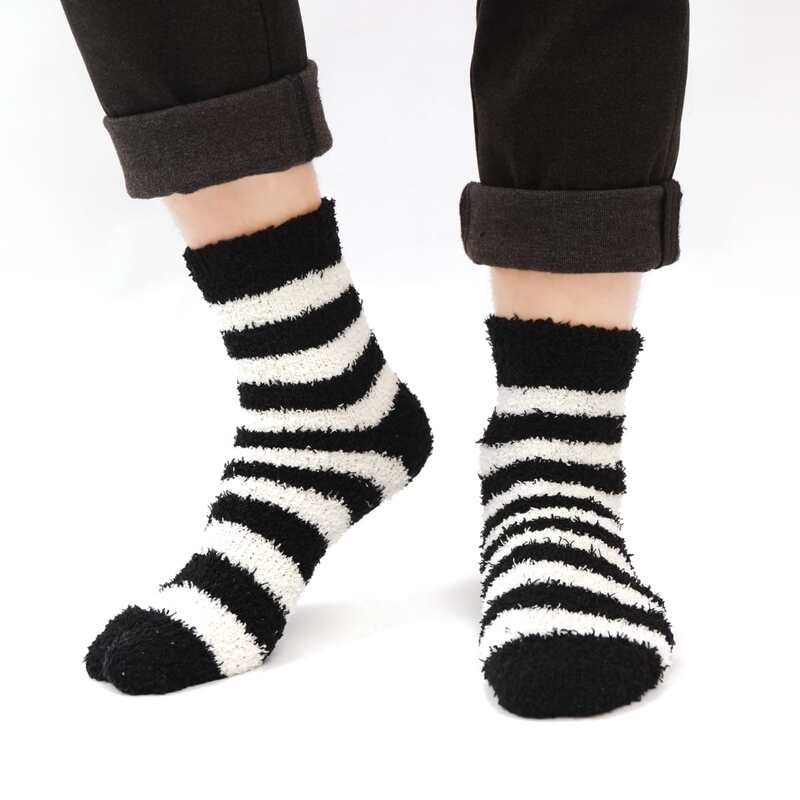 

Guys Striped Pattern Fuzzy Socks, Black and white