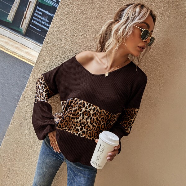 

Contrast Leopard Bishop Sleeve V-neck Waffle Tee, Coffee brown