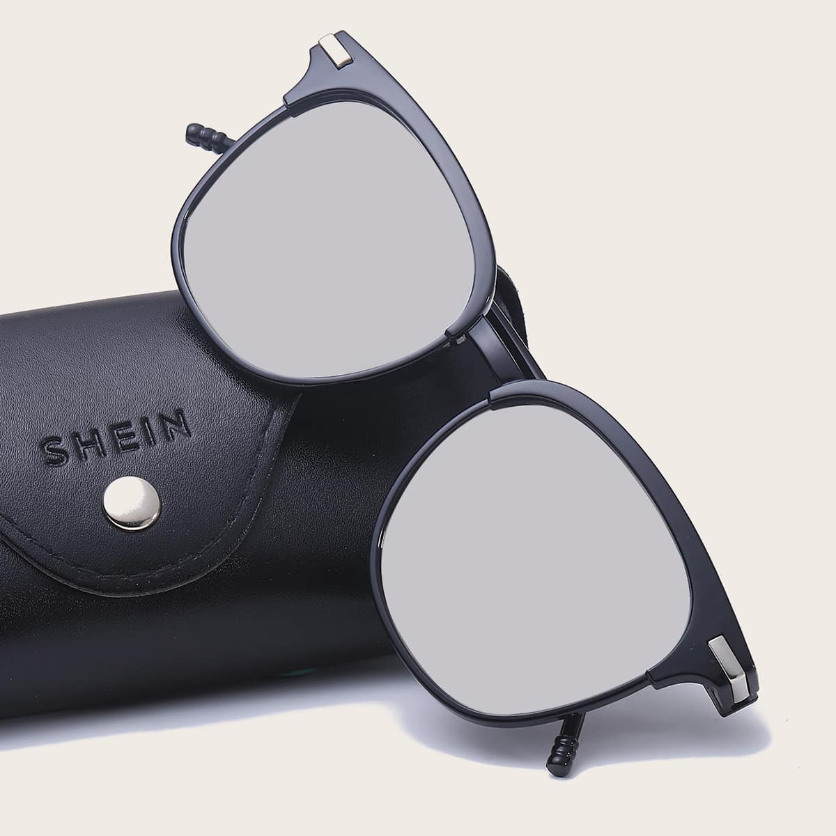 

Guys Rivet Decor Sunglasses, Silver