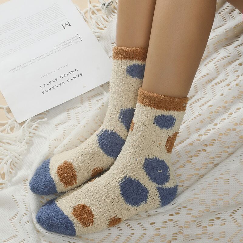 

1pair Polka Dot Fuzzy Socks, Multicolor