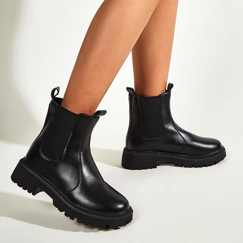

Minimalist Chelsea Boots, Black