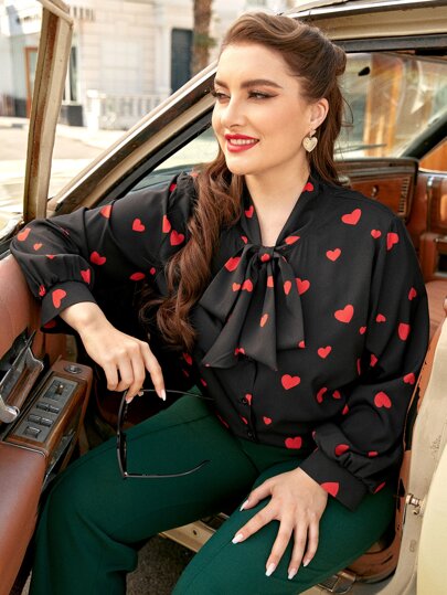 بلوزة مقاس كبير بربطة عنق بطباعة قلب شامل