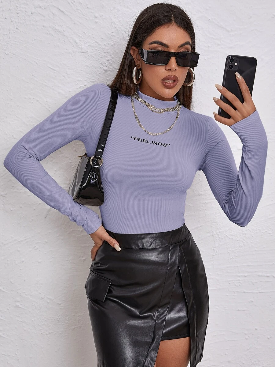 SHEIN Unity Camiseta tejida de canalé con bordado de letra de cuello alto - Morado Violeta - Ver 1