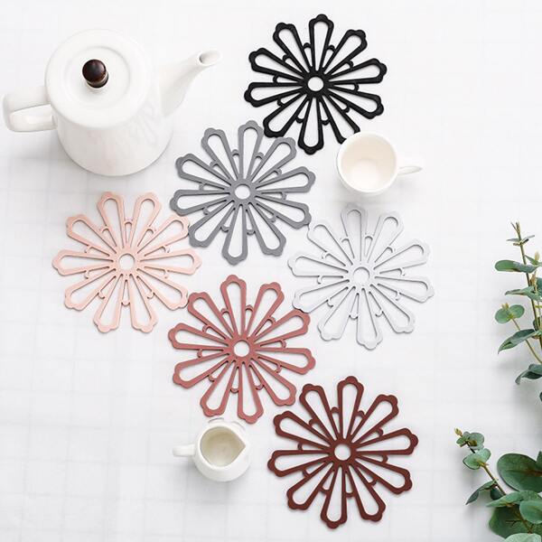 

1pc Flower Shaped Random Color Insulation Pad, Multicolor