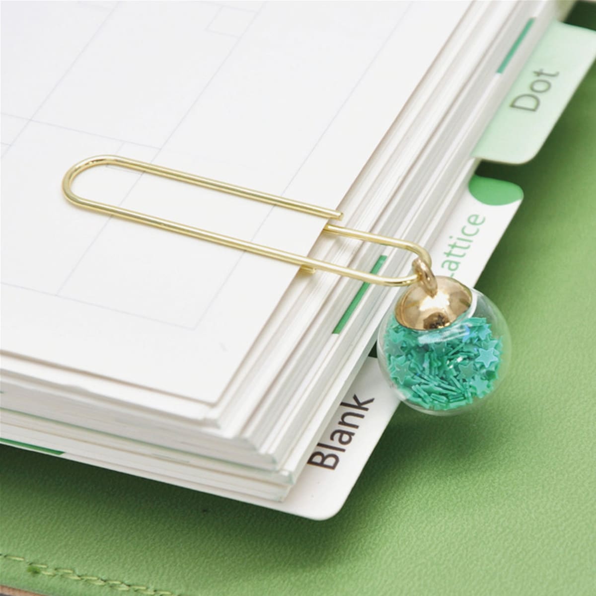

2pcs Random Paper Clip With Pendant, Multicolor