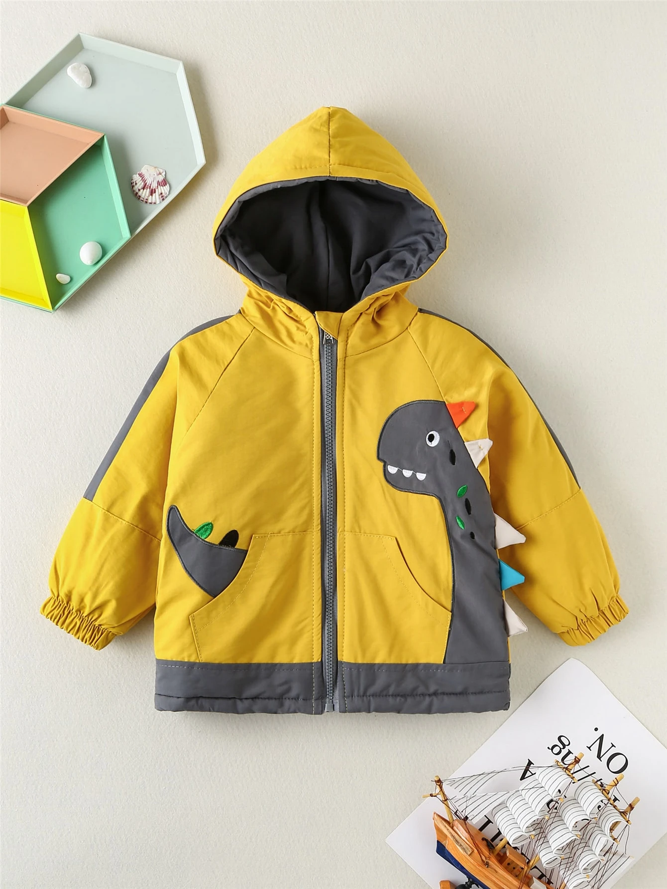 Chaqueta Con Capucha Y Cremallera Con Estampado De Dibujos A Chaqueta Con Capucha Y Cremallera Con Estampado De Dibujos A