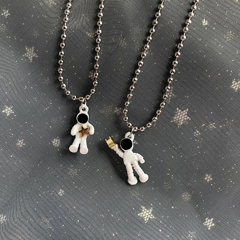 

1pc Random Astronaut Pendant Necklace, White