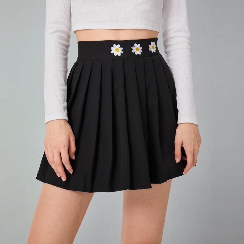 

Daisy Embroidery Pleated Skirt, Black