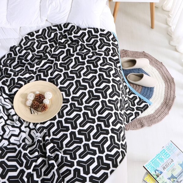 

1pc Geometric Pattern Knitted Blanket, Black and white