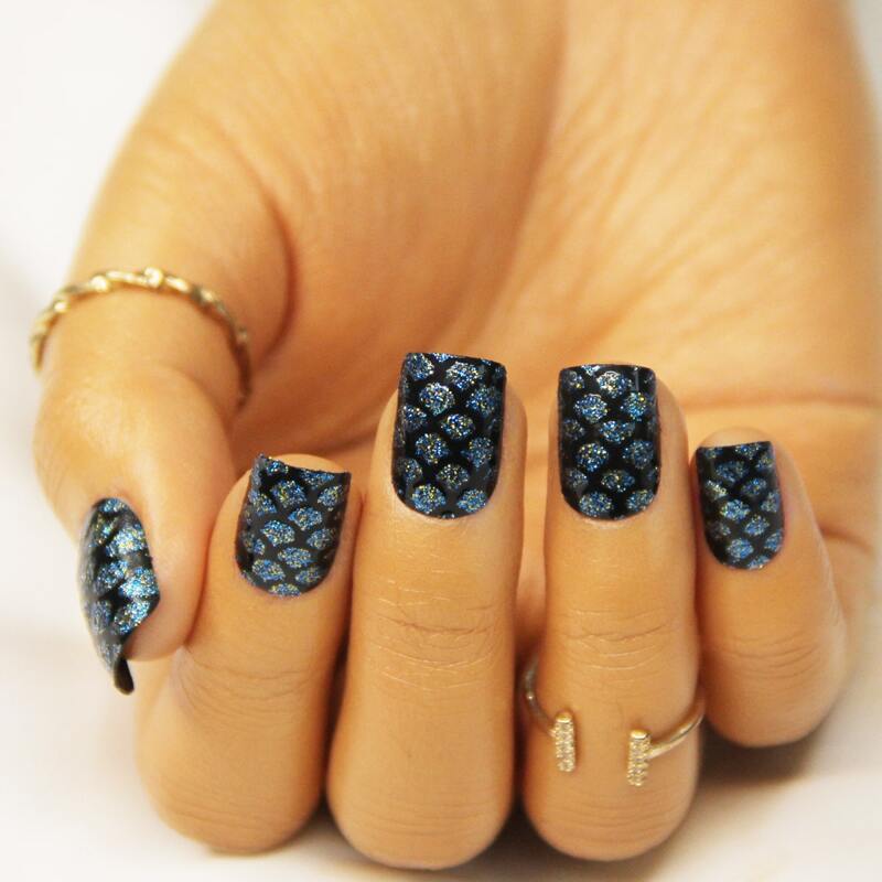 

24pcs Fish Scale Fake Nail & 1sheet Tape & 1pc Nail File, Multicolor