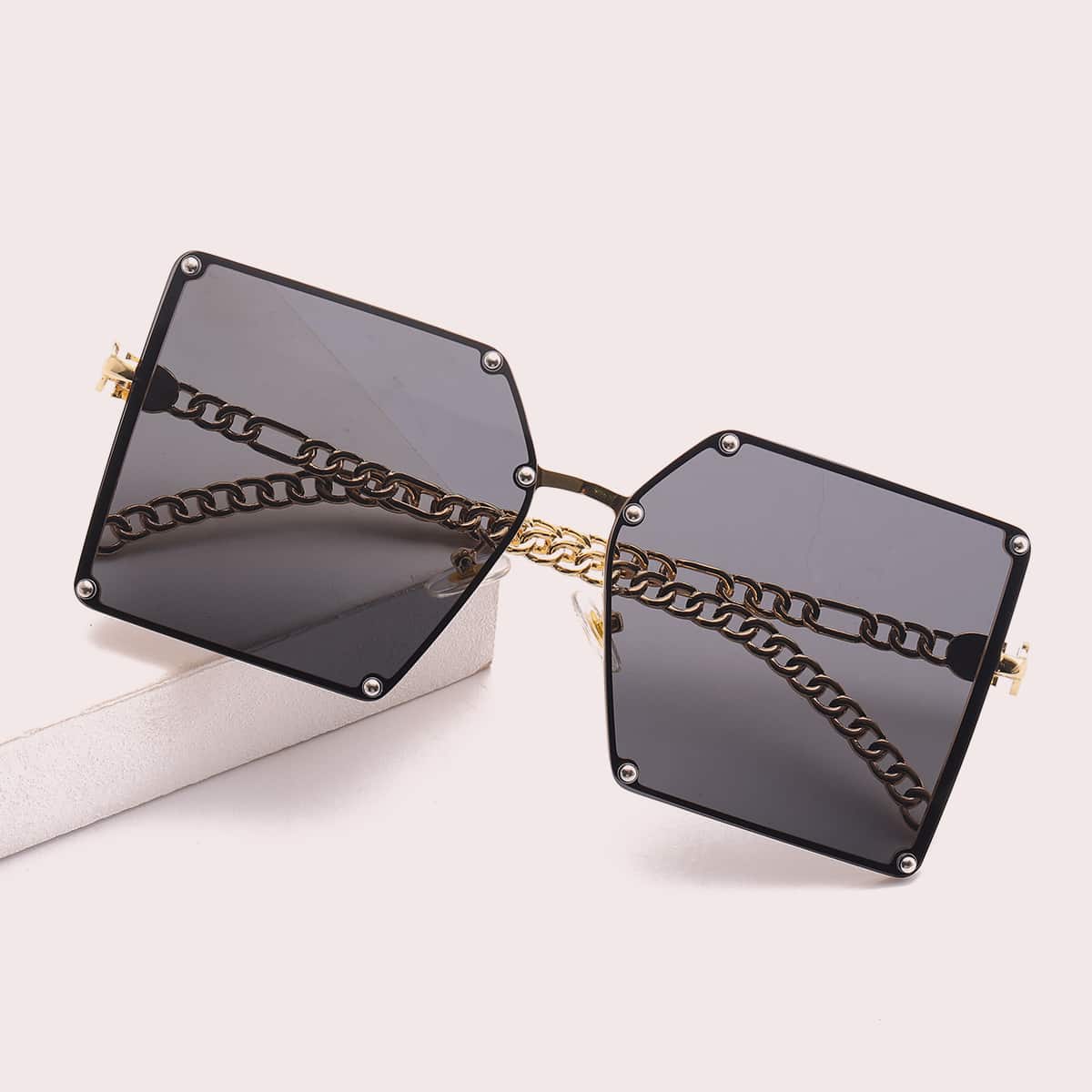

Rivet Decor Sunglasses